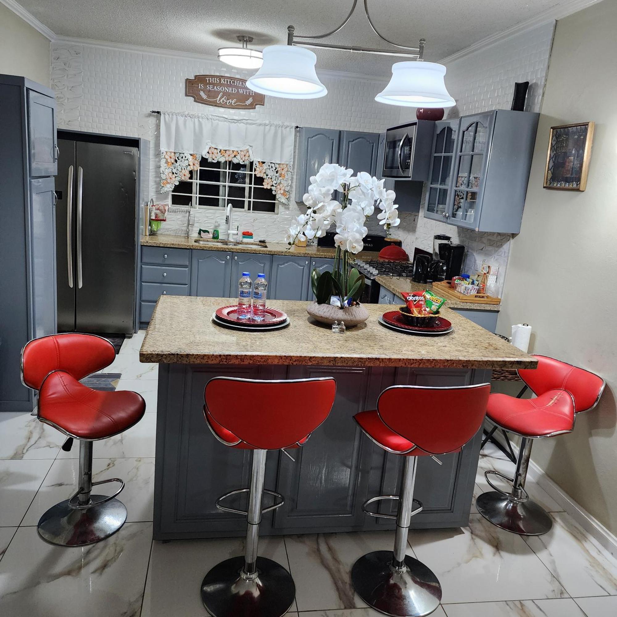 Spacious Luxury 3 Bed Rooms In Кінгстон Екстер'єр фото