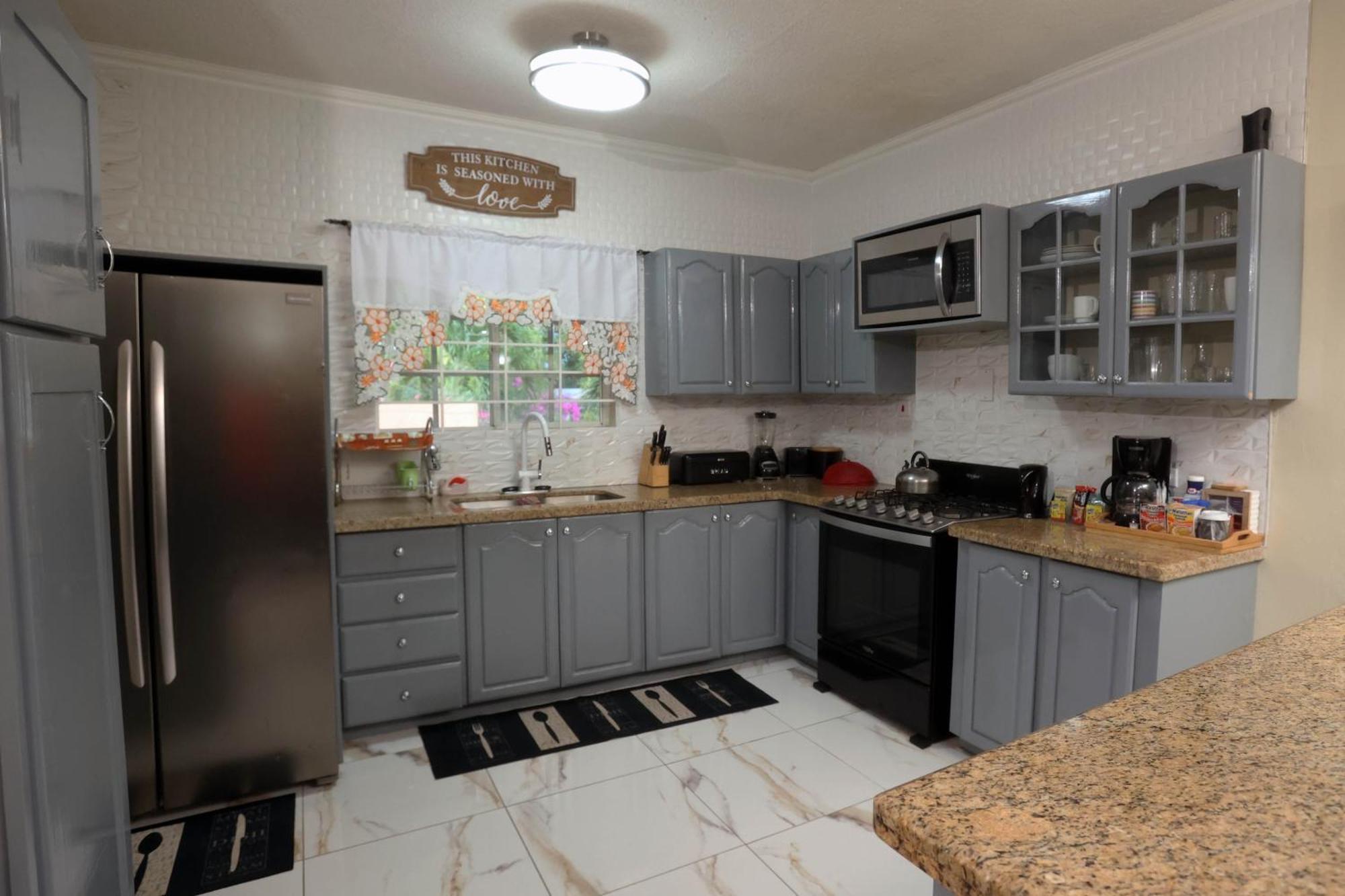 Spacious Luxury 3 Bed Rooms In Кінгстон Екстер'єр фото